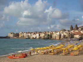 Cefalù: beach and old town