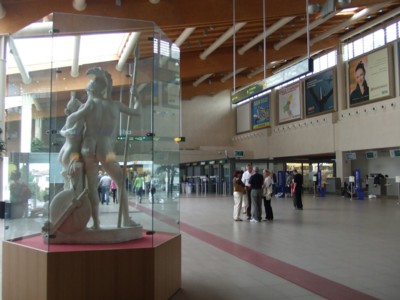 Treviso Airport, interior: Copy of statue by local sculptor Canova, after whom the new airport is named