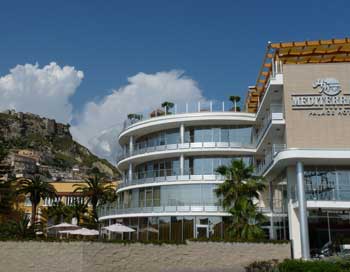 The Mediterraneo Palace, with Amantea's hilltop castle ruins in the background
