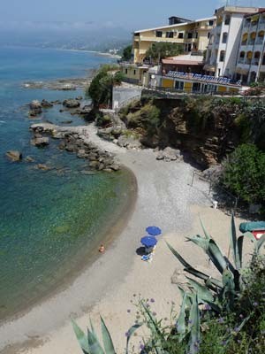 Palinuro: small beach below the town centre