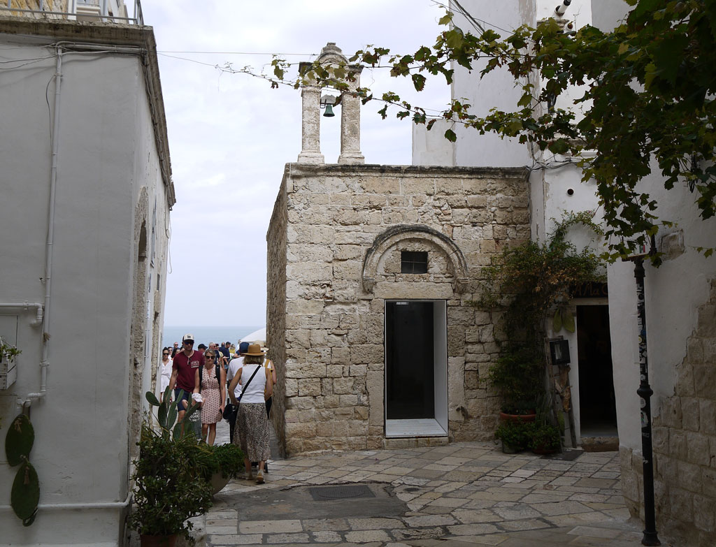 Pretty chapel and viewpoint in Polignano a Mare